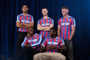 水晶宫发布新赛季主场球衣：红蓝白配色+经典条纹设计