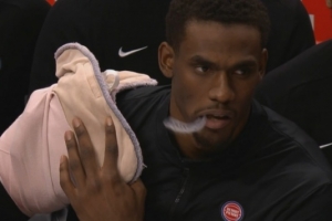 望无大碍！杜伦肩膀疑似出现不适  坐在板凳席上裹着厚厚的绷带