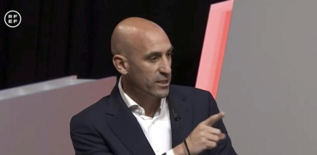 华体会app登录入-西足协主席拒绝被宣布的辞职，自曝接吻全过程